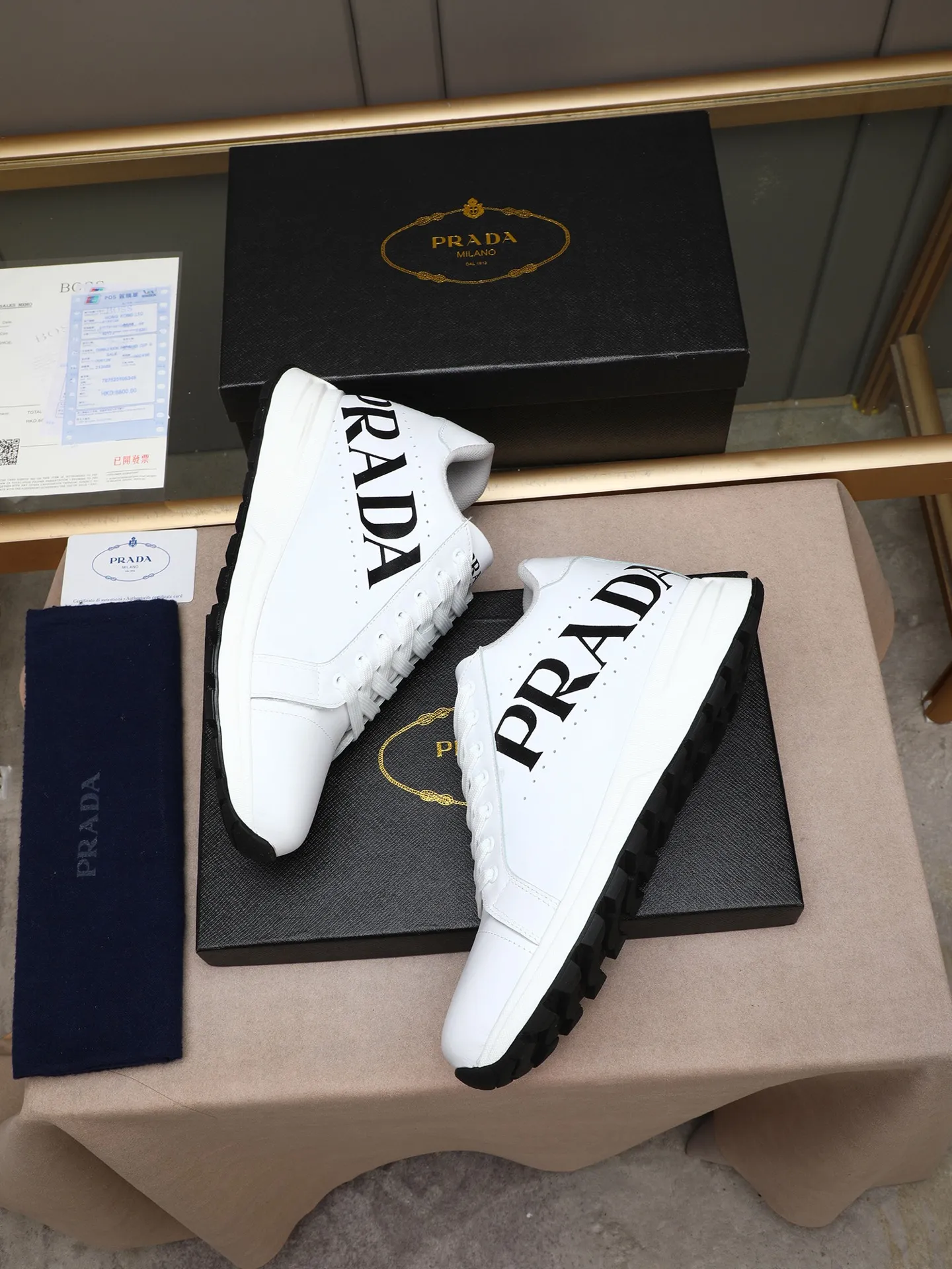 Men's shoes 💰460 PRADA's new model is on the market, the picture above is a must-sell! Fashionable casual men's shoes, trendy and versatile, relaxed and sporty style, imported cowhide leather uppers 3D printed and ultra-fine workmanship. Light and comfortable on the feet, available in 5 colors! 38-44(45 customized)